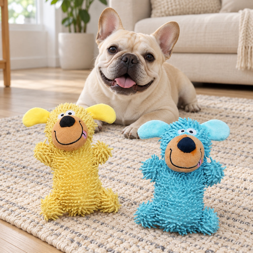 Bouledogue français jouant avec la peluche chenille