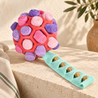 Balle de fouille rose et violette avec bande menthe à friandises, sur une pierre claire