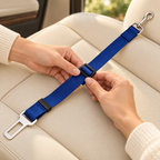 Mains réglant la longueur de la ceinture bleue avec la boucle coulissante