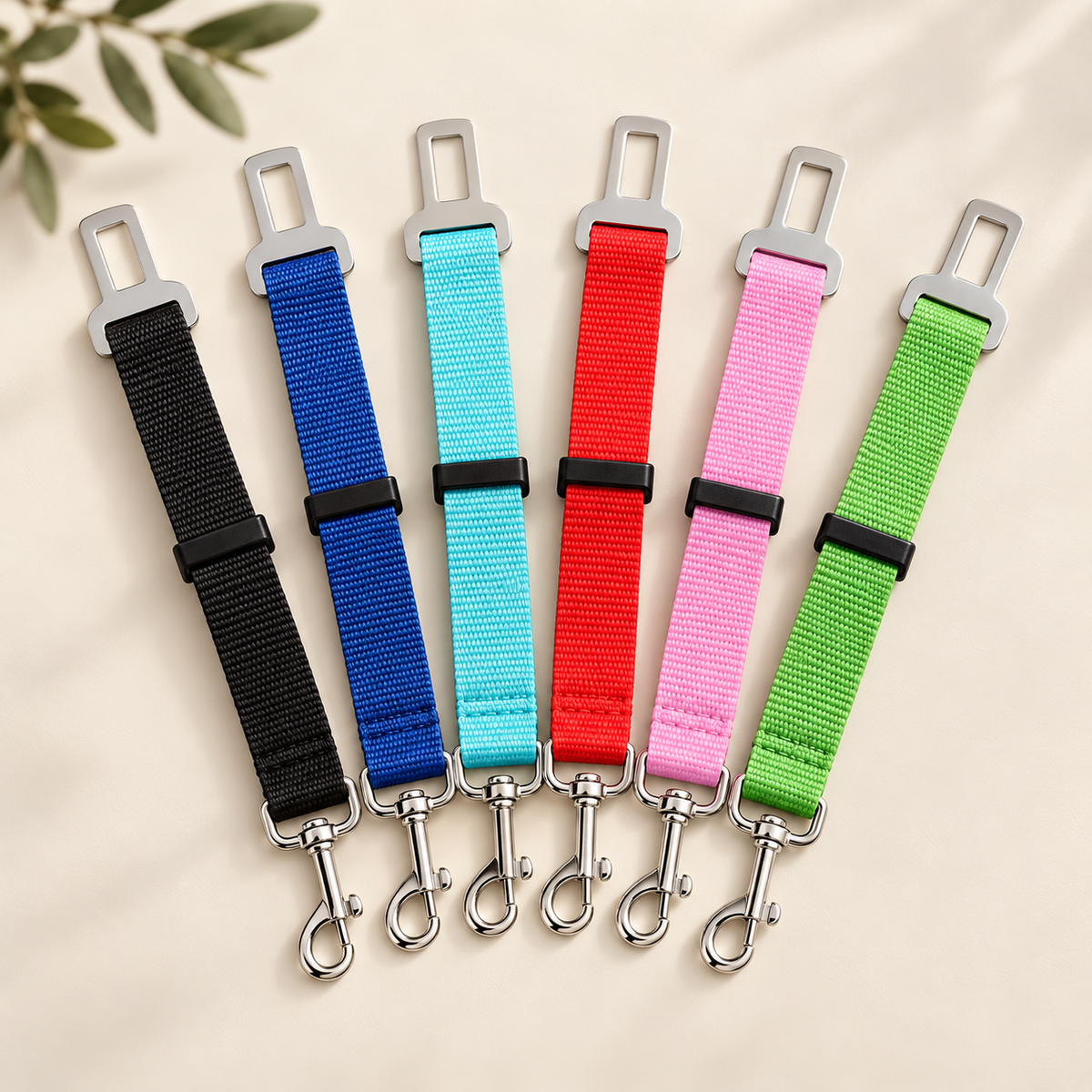 Les six coloris de la ceinture de sécurité : noir, bleu, turquoise, rouge, rose et vert
