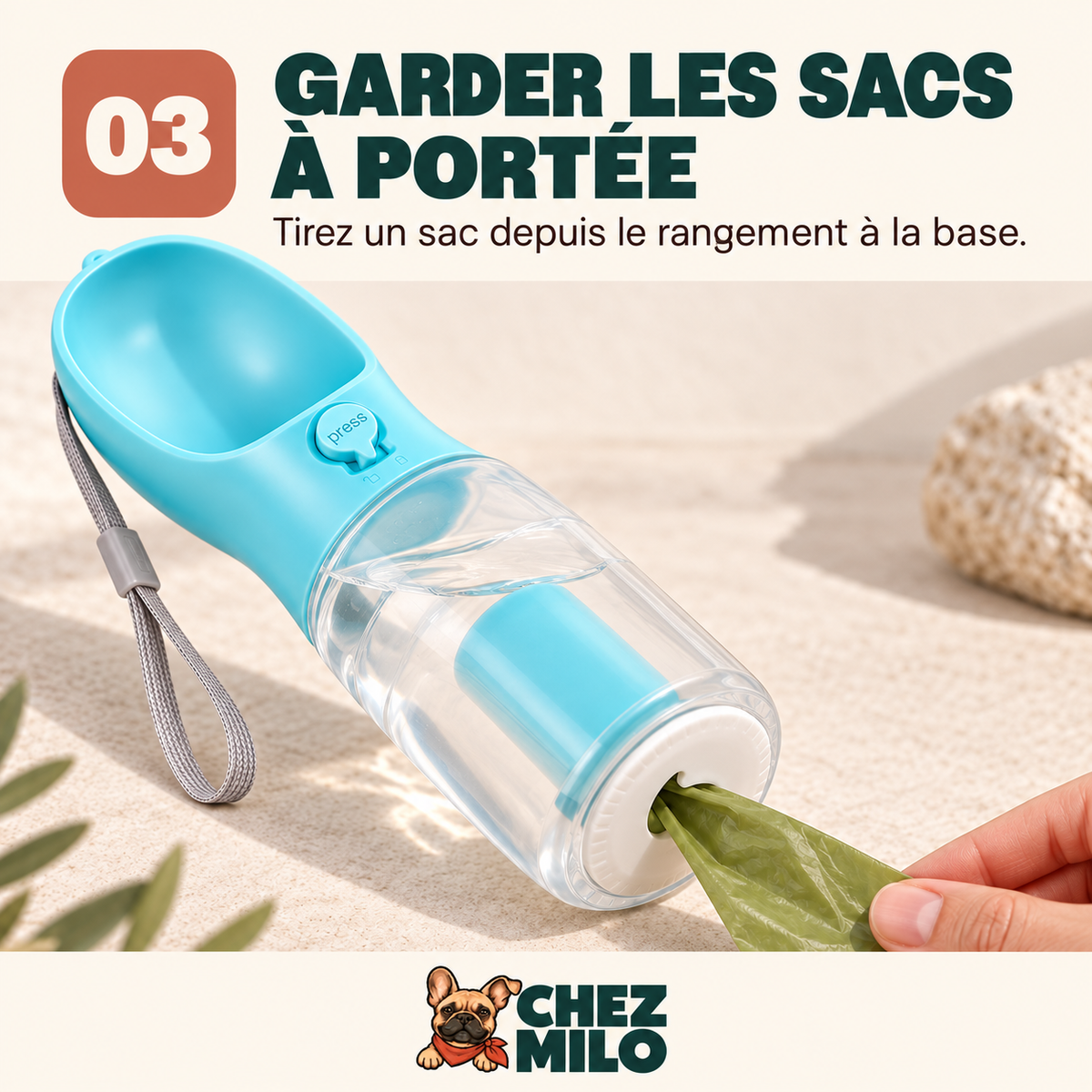 Étape 3 : tirer un sac à déjections depuis le rangement situé sous la gourde Chez Milo.