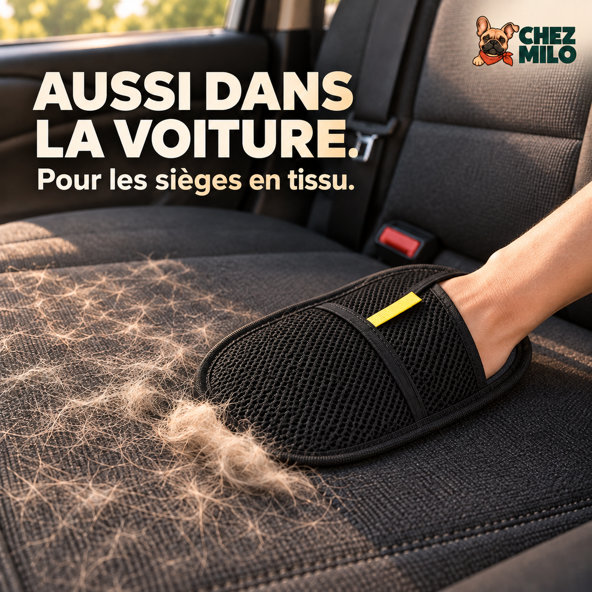Le gant rassemble les poils sur un siège de voiture en tissu