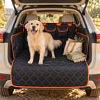 Golden retriever dans un coffre de SUV protégé par une housse matelassée noire