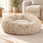 Panier donut beige posé sur un tapis tressé dans un salon lumineux