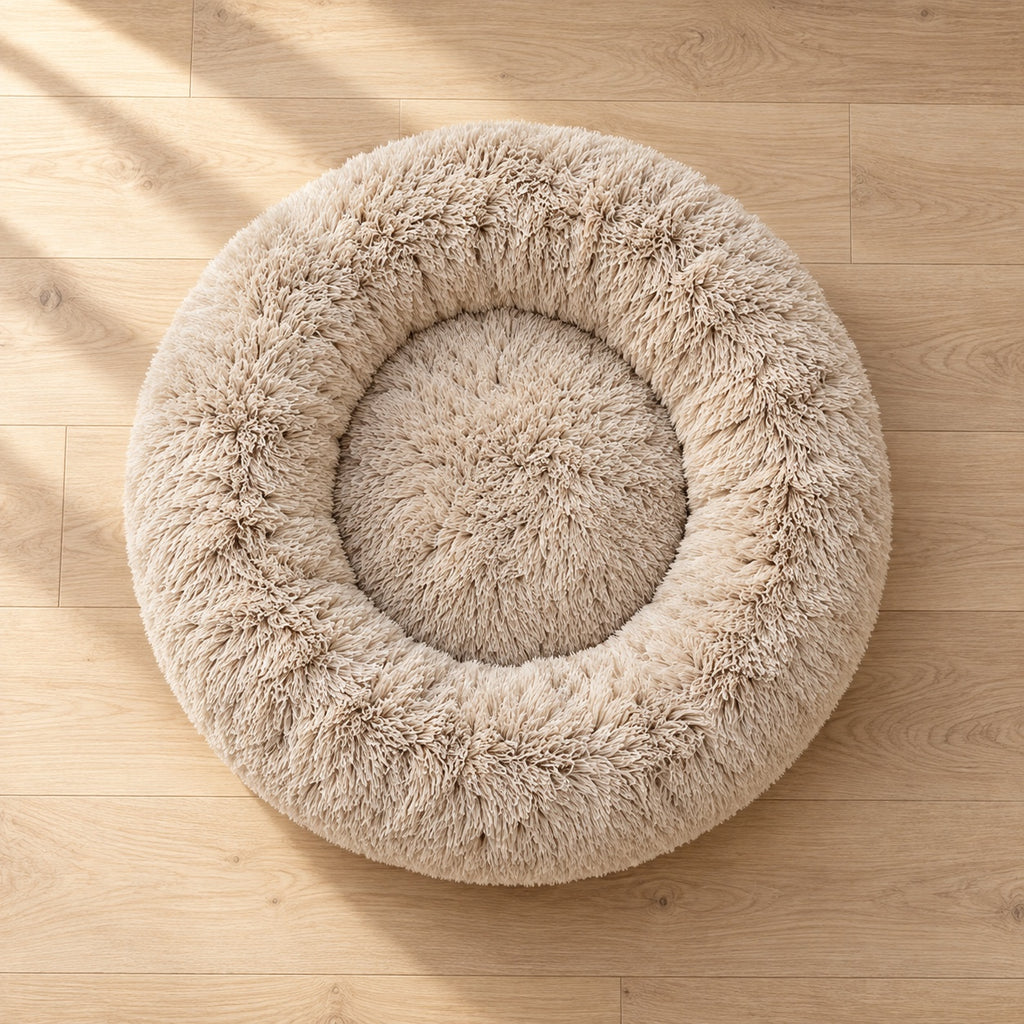 Vue de dessus du panier donut beige sur un parquet clair
