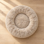 Vue de dessus du panier donut beige sur un parquet clair