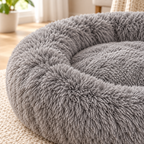 Gros plan sur la peluche longue du panier donut gris et son rebord surélevé