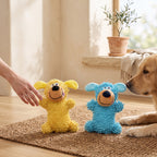Lot de deux peluches chenille, jaune et bleue, présentées à un golden retriever